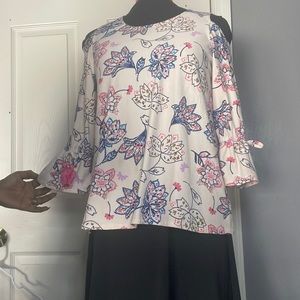 Beautiful multi color key hole shoulder Jessica Simpson blouse. Size XL.